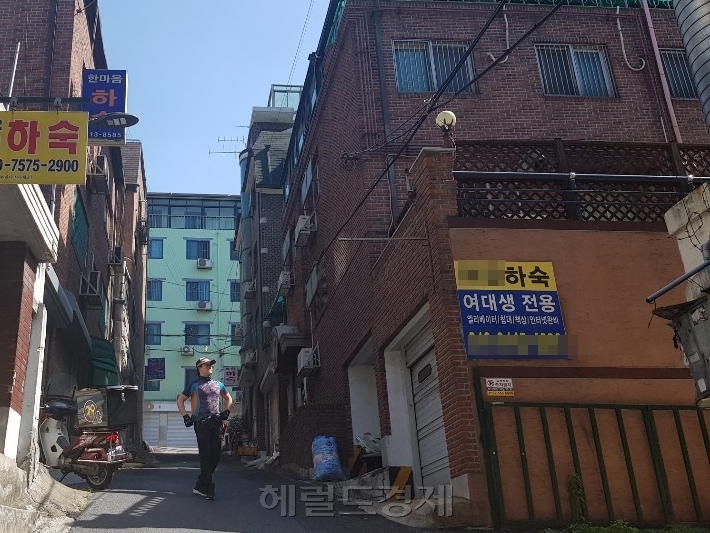 [서울 서대문구 신촌 대학가 인근의 여성전용 원룸. 김용재 인턴기자/kyj192@heraldcorp.com]