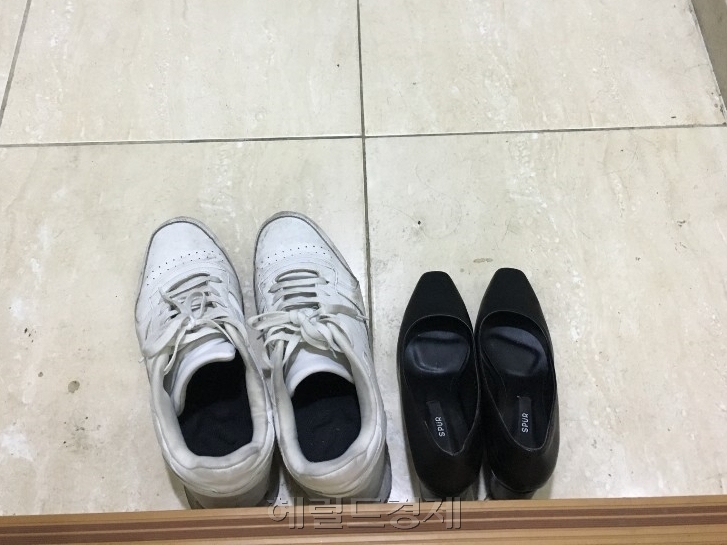 [여성 1인가구 현관에 남자가 사는 것처럼 위장하기 위해 남자 신발을 놓아둔 모습. 박자연 인턴기자 제공/ nature68@heraldcorp.com]