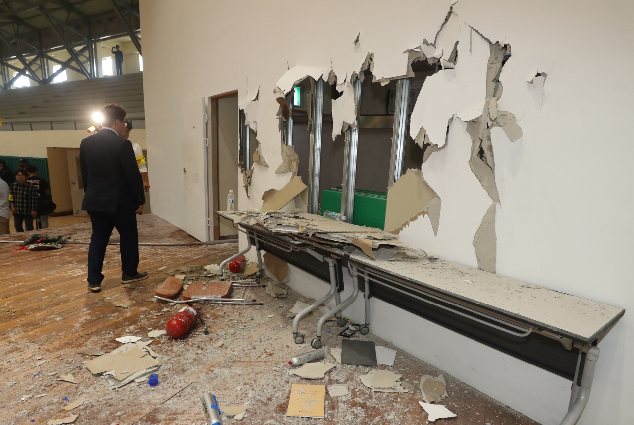 31일 오전 현대중공업 주주총회가 열린 울산대학교 체육관의 벽면이 심하게 파손돼 있다. [연합]