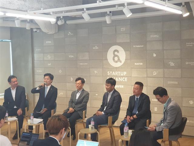 김병관 더불어민주당 의원(왼쪽 두 번째)이 3일 강남 현대타워에서 열린 ‘격동하는 게임시장, 봄날은 오는가’ 행사에서 발언하고 있다. [채상우 기자/123@]