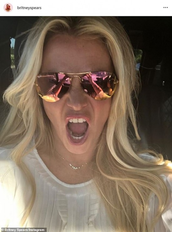 브리트니 / 아들 졸업식 가는 길에서 찍은 셀카