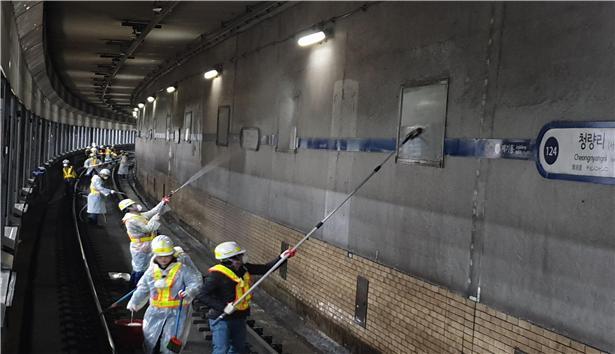 지하철 승강장 벽면을 청소하는 모습. [서울시 제공]