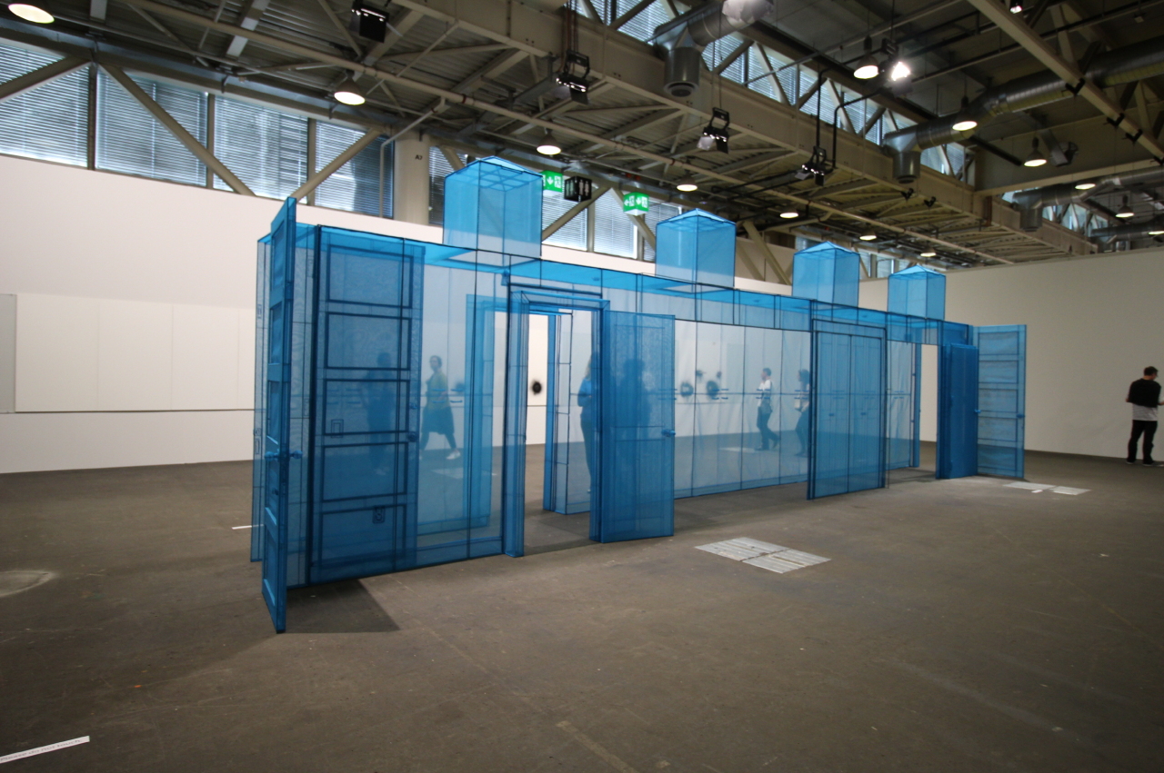 아트 바젤 2019 언리미티드에 출품된 서도호 작가의 ‘Hub, 성북동 260-7, 성북구, 서울, 한국, 2017’ [사진=이한빛 기자/vicky@] 현대미술 거장 폴 매카시의 VR작품 ‘Coach Stage Stage Coach VR experiment Mary and Eve, 2017’을 체험하고 있는 관람객들 [사진=이한빛 기자/vicky@] 가고시안 갤러리는 생존 작가 중 가장 비싼 경매기록을 보유한 제프 쿤스의 ‘새크리드 하트(Sacred Heart)’를 선보였다. [사진=이한빛 기자/vicky@]