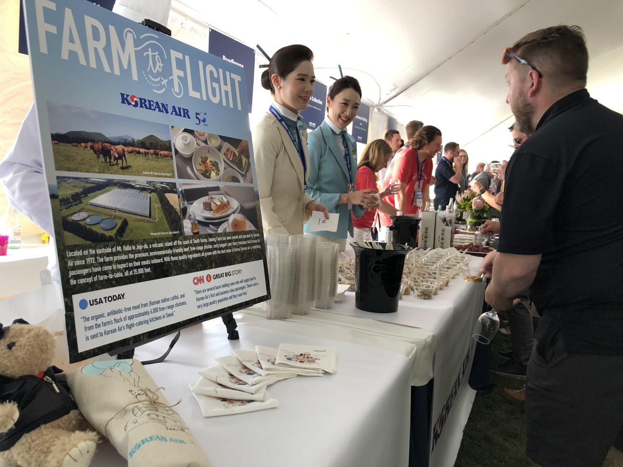 객실승무원이 시식용 비빔밥을 나눠주고 있다. [대한항공 제공]