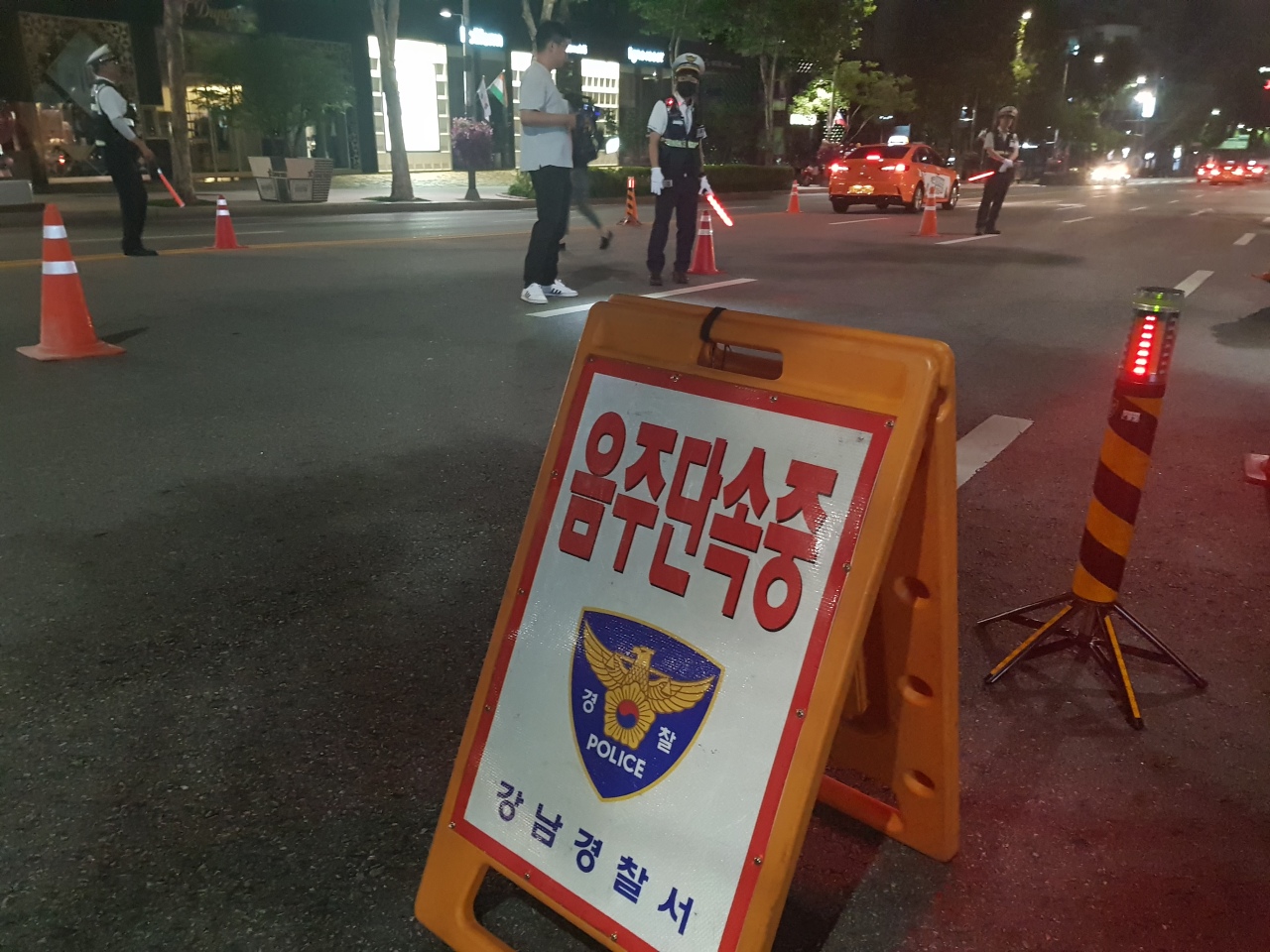 25일 오전께 강남경찰서 경찰관들이 음주운전 단속을 진행하고 있는 모습. [사진=김성우 기자/zzz@heraldcorp.com]