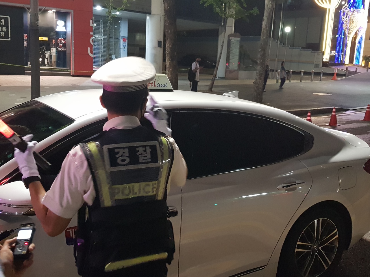 25일 오전께 강남경찰서 경찰관들이 음주운전 단속을 진행하고 있는 모습. [사진=김성우 기자/zzz@heraldcorp.com]