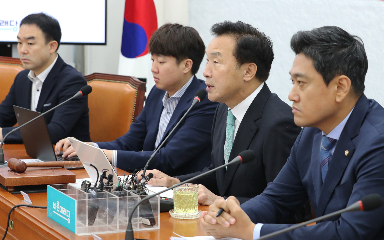 바른미래당 손학규 대표(오른쪽 두번째)가 1일 오전 국회에서 열린 최고위원회의에서 발언하고 있다. [연합]