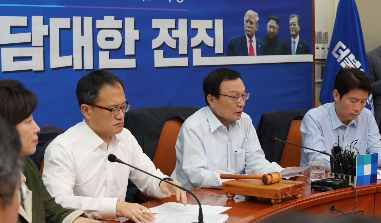 더불어민주당 이해찬 대표가 1일 오전 국회에서 열린 최고위원회의에서 발언하고 있다. [연합]