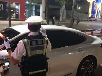 한 경찰관이 음주단속을 진행중인 모습. [사진=김성우 기자/zzz@heraldcorp.com]