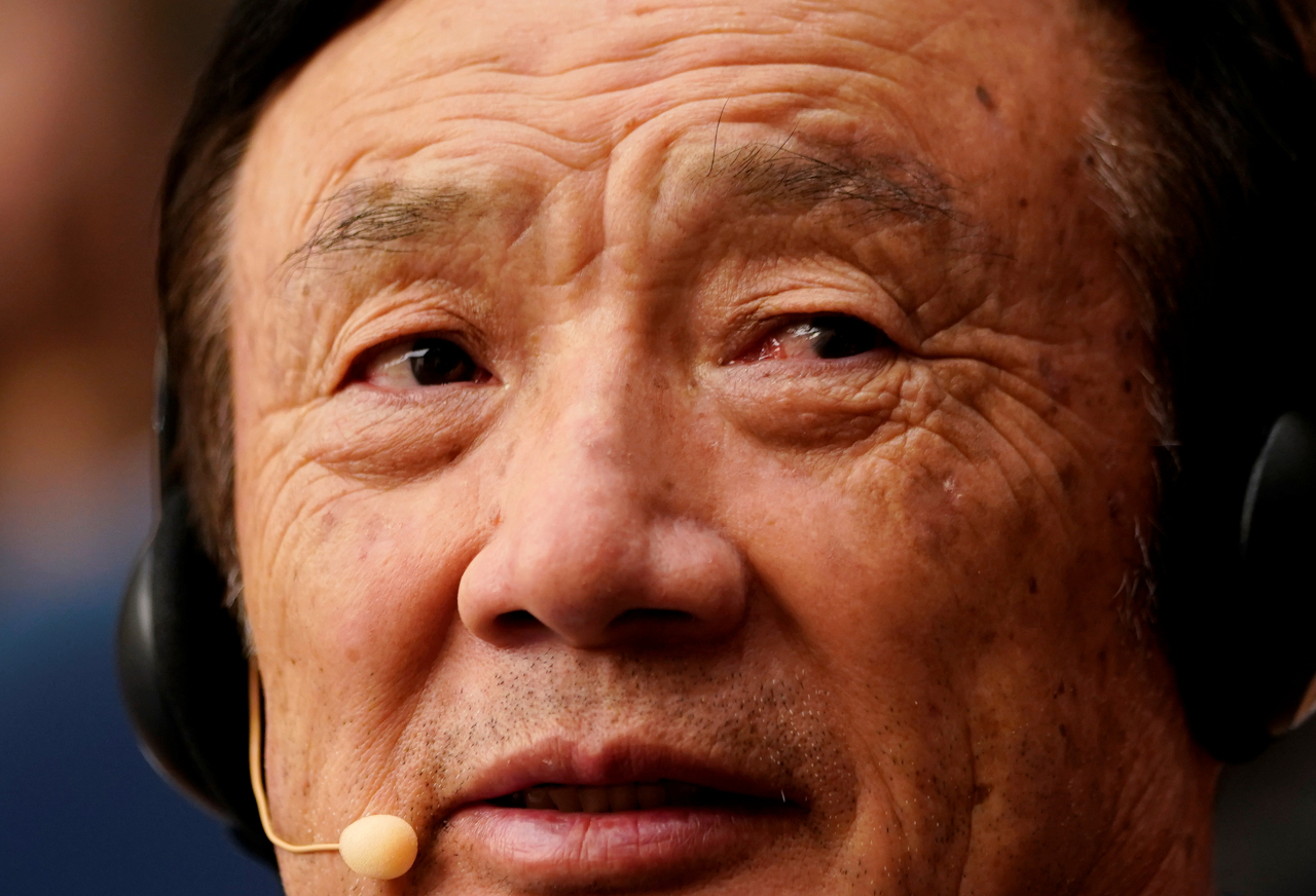 지난달 17일(현지시간) 화웨이 본사에서 열리는 패널 토론회에 참석하고 있는 런정페이 회장 [로이터]