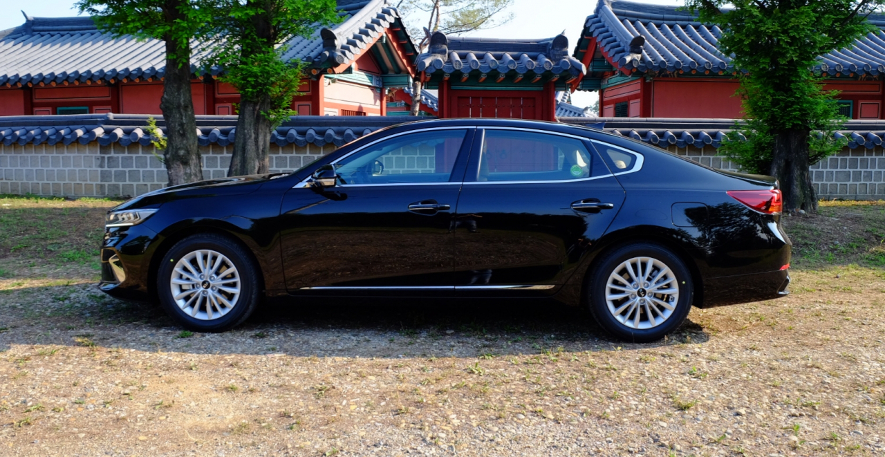 전장이 약간 늘어난 것 외에 크기적인 변화는 없다. 크게 달라진 부분은 후면이다. 기아의 새로운 패밀리 룩을 적용한 듯한 인상은 이전 모델보다 만족도가 높다. [정찬수 기자/andy@]