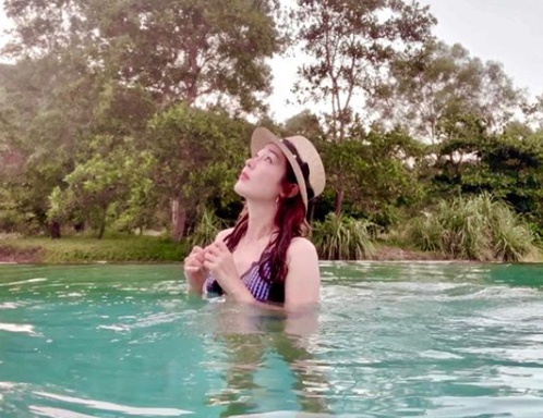 [사진=성유리 인스타그램 캡쳐]공개된 사진 속 성유리는 수영장에서 여유로운 시간을 보내고 있다. 카메라를 향해 상큼한 미소를 짓거나 과감한 뒤태를 공개하며 팬들의 시선을 강탈한다. 변함없는 동안 미모가 돋보인다.[사진=성유리 인스타그램 캡쳐]