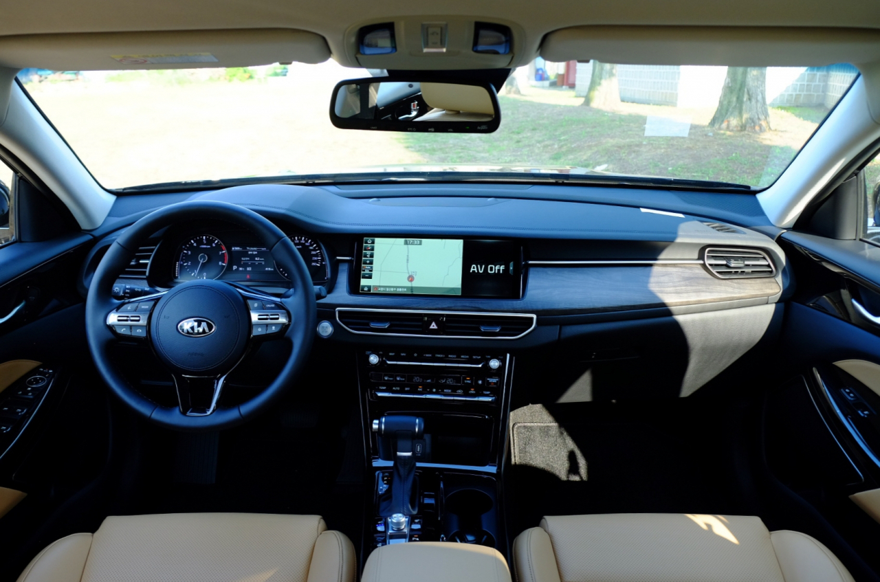 실내는 완전변경 수준으로 탈바꿈했다. 12.3인치 센터 디스플레이가 가로로 길게 뻗은 대시보드와 함께 시각적으로 넓은 효과를 준다. [정찬수 기자/andy@]공조 버튼의 구성은 간결하고 조작은 직관적이다. 수입차에서 보던 방식으로 운전자의 시야를 분산시키지도 않는다. 하이그로시로 정돈된 마감은 이전 모델에 있던 시계의 존재마저 잊게 했다. [정찬수 기자/andy@]