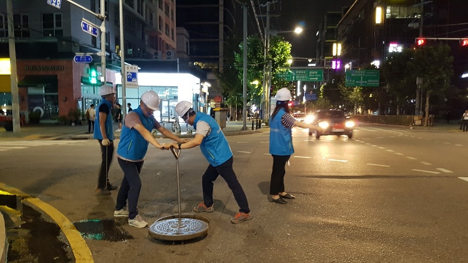 지난 6일 밤 10시 영등포구 문래동 현대3차 아파트 앞에서 현장모와 안전조끼를 착용한 서울시 상수도사업본부 현장 직원들이 소화전 퇴수작업을 하고 있다. [서울시 제공]