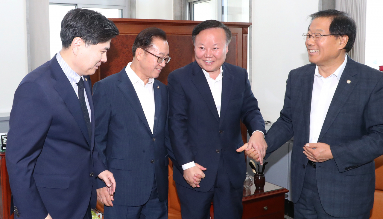 김재원 국회 예산결산특별위원회 위원장을 비롯한 간사들이 9일 오전 국회에서 회동하고 있다. [연합]
