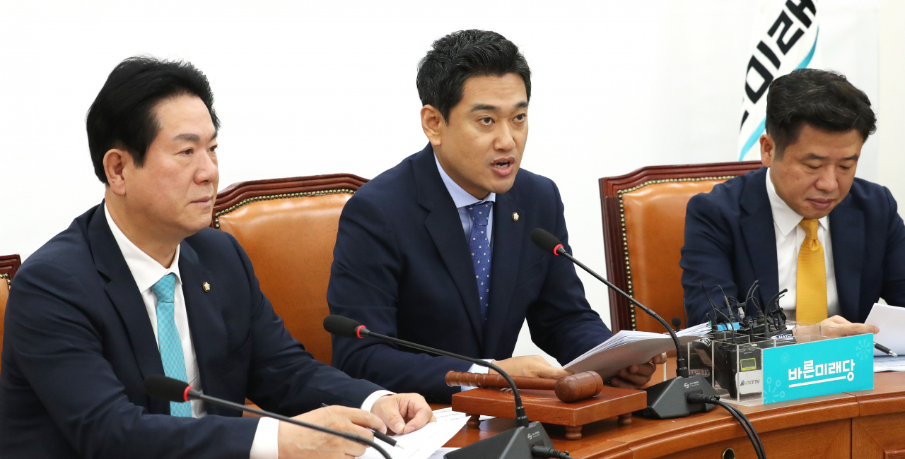 바른미래당 오신환 원내대표(가운데)가 9일 오전 국회에서 열린 원내대책회의에서 발언하고 있다. [연합]