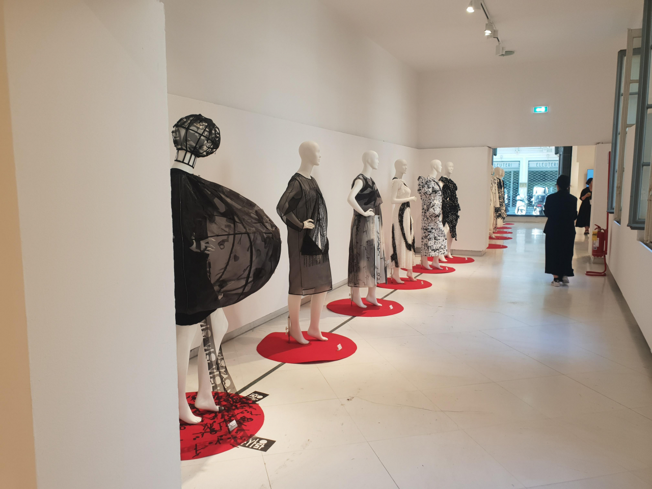 9일 이탈리아 밀라노 패션·이미지 박물관 팔라초 모란도에서 한국패션문화협회 주최로 열린 한글 패션 전시회에 한글을 주제로 한 73점의 의상들이 전시되어 있다. [연합뉴스]