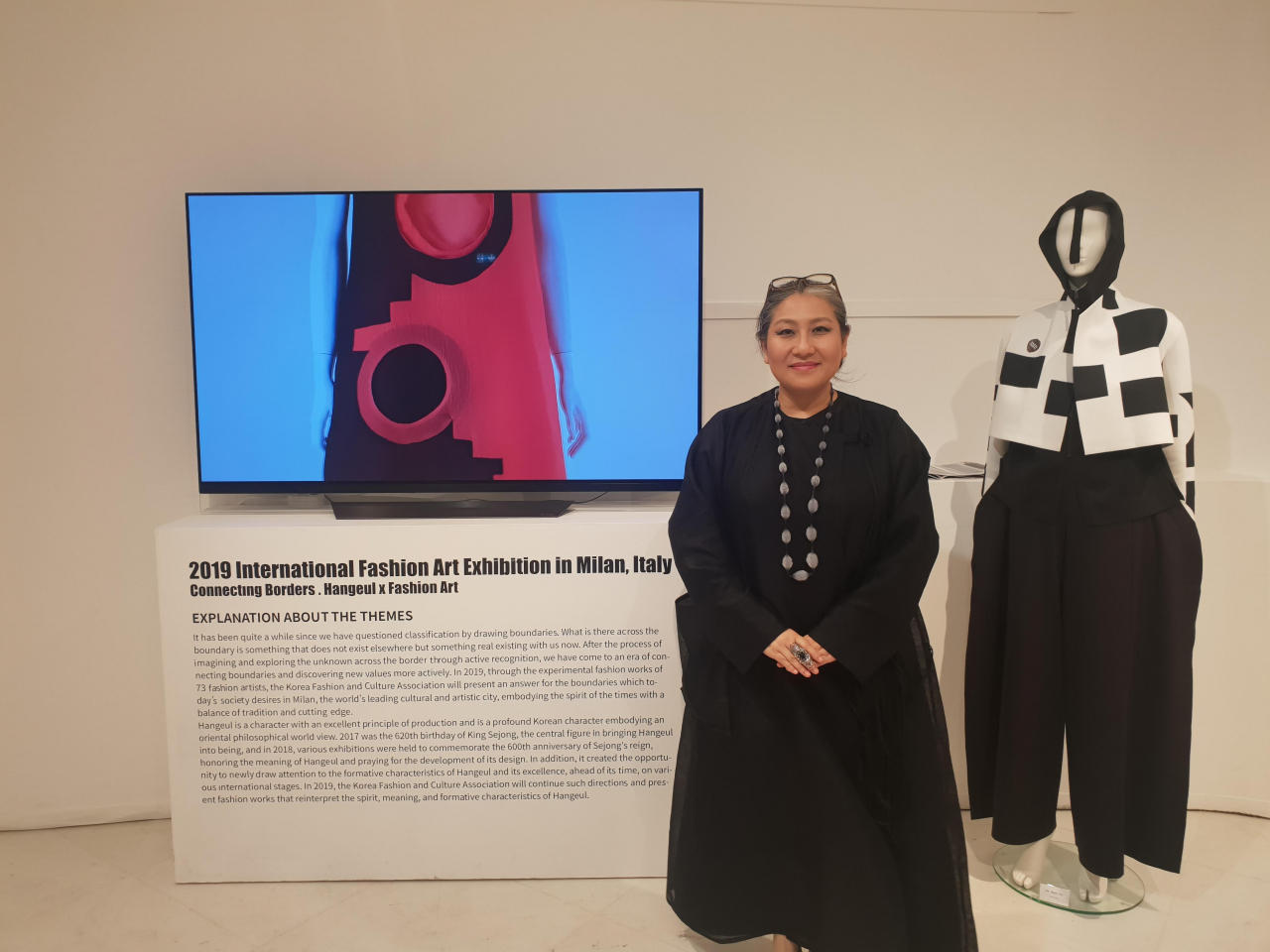 박선희 한국패션문화협회 회장이 9일 밀라노의 팔라초 모란도에서 개막한 한글 패션 전시회에서 포즈를 취하고 있다. [연합뉴스]