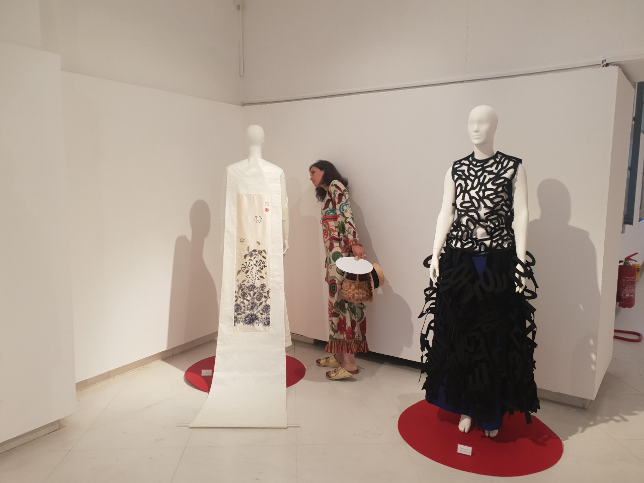 9일 이탈리아 밀라노에 위치한 패션·이미지 박물관인 '팔라초 모란도'에서 한글을 주제로 한 73점의 의상을 선보이는 한국패션문화협회의 전시회가 개막했다. 사진은 전시품을 지켜보는 관람객. [연합뉴스]