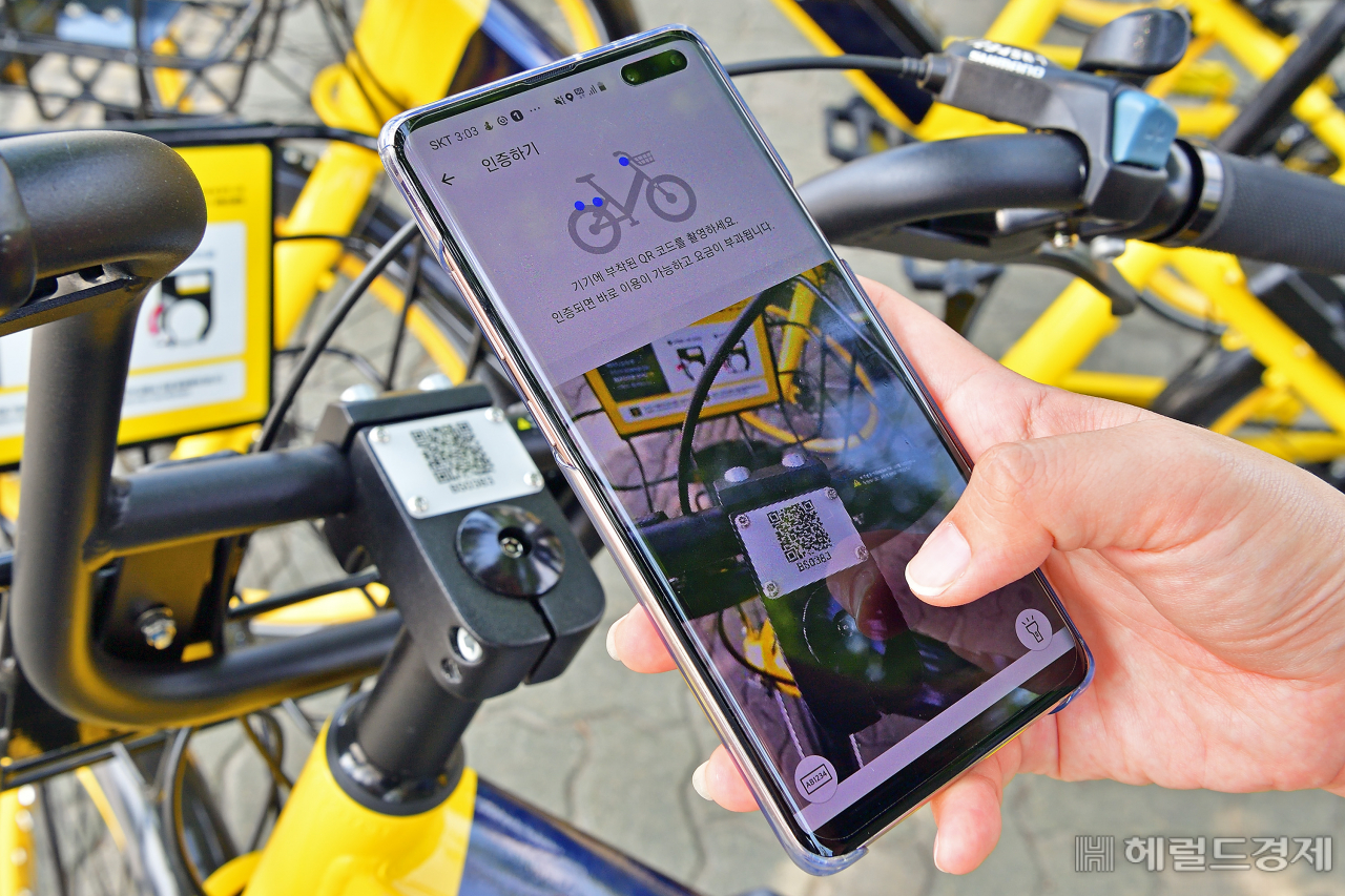 스마트폰 앱으로 공유 전기자전거의 QR코드를 입력해 이용을 시작한다. [송파구 제공]