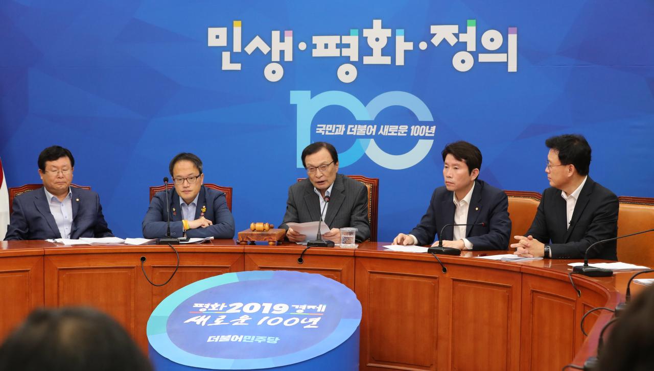 더불어민주당 이해찬 대표가 15일 오전 국회에서 열린 최고위원회의에서 발언하고 있다. [연합]