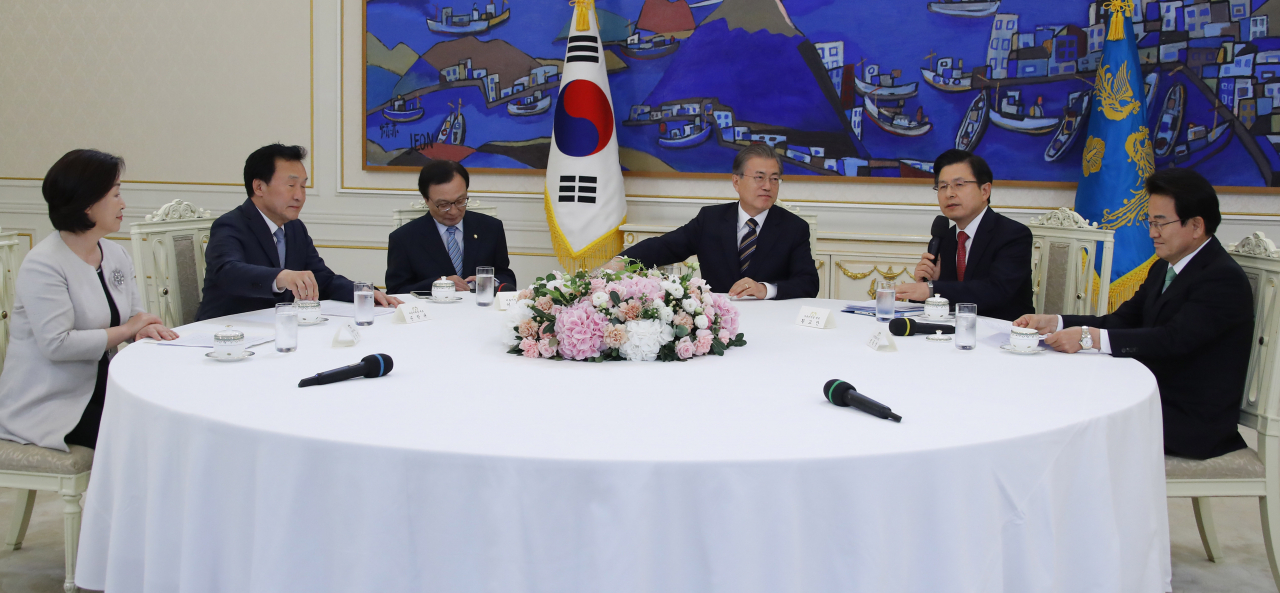 문재인 대통령이 18일 오후 청와대에서 여야 5당 대표들을 만나고 있다. 왼쪽부터 정의당 심상정 대표, 바른미래당 손학규 대표, 더불어민주당 이해찬 대표, 문 대통령, 자유한국당 황교안 대표, 민주평화당 정동영 대표. [연합]