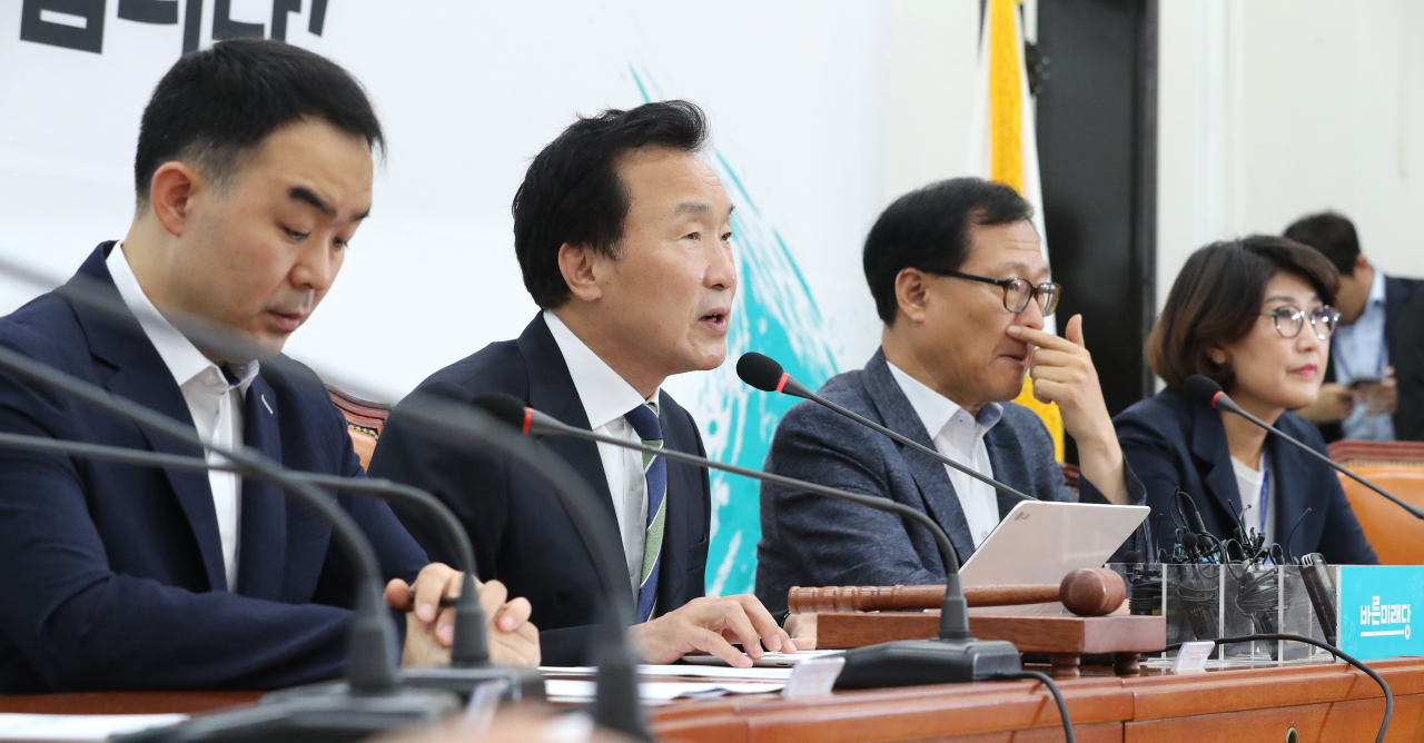 바른미래당 손학규 대표(왼쪽 두번째)가 29일 오전 국회에서 열린 최고위원회의에서 발언하고 있다. 이날 오신환 원내대표, 이준석 최고위원 등은 참석하지 않았다. [연합]