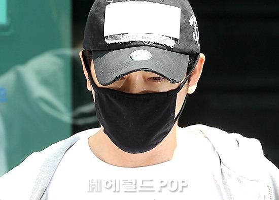 성폭력 범죄 처벌 등에 관한 특례법상 준강간 혐의를 받고 있는 배우 강지환이 12일 오전 수원지방법원 성남지원에서열리는 구속 전 피의자 심문(영장실질심사)에 참석한 뒤 법원을 나서고 있다. / 사진=민선유 기자