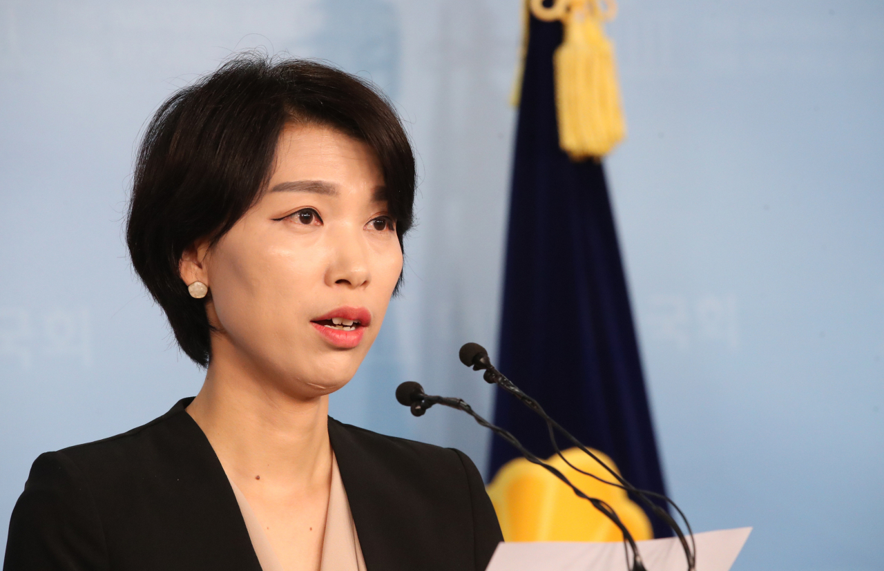 바른미래당 김정화 대변인이 15일 국회 정론관에서 자유한국당 정미경 최고위원 발언 관련 논평을 하고 있다. 연합뉴스