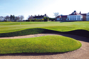 뮤어필드 파4 18번홀 그린사이드의 도넛 모양 벙커.