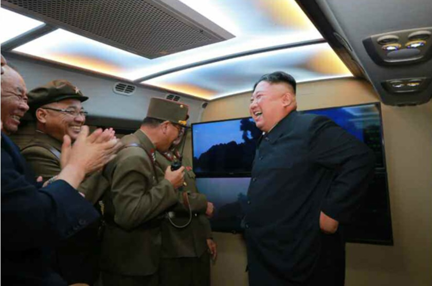 북한은 7일 김정은 국무위원장이 전날 참관한 가운데 서부작전비행장에서 신형전술유도탄 위력시위 발사를 했다고 밝혔다. 김 위원장은 신형전술유도탄이 발사된 직후 긴장된 표정을 감추지 못했으나 평양과 중부내륙 상공을 지나 동해상 목표를 타격하자 활짝 웃는 모습을 보였다. [노동신문 홈페이지 헤럴드DB]