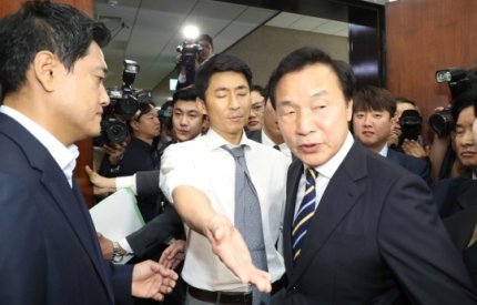 바른미래당 당 혁신을 요구하며 단식 농성 중인 권성주 혁신위원(가운데) 등이 지난달 22일 오전 국회에서 열린 최고위원회의를 마치고 이동하는 손학규 대표(오른쪽)를 막아서며 대화를 요구하고 있다. 왼쪽은 오신환 원내대표. [연합]민주당도 동력이 약해지고 있는 모습이다. 민주당 내부에선 선거제도 개편안과 관련, 의원 정수 확대 여부에 대해 찬반이 엇갈리는 모양새다. 한 쪽에선 의원 정수를 최대 330석으로 늘려야한다는 반면, 또 다른 쪽에선 300석은 손 대면 안된다는 의견이다. 현재 선거제도 개편안에 따르면 변동있는 지역구는 28석, 간접적으로는 최대 지역구 100여곳이 영향을 받는 것으로 전해진다. 의원 정수 확대를 요구하는 주장이 더욱 거세질 수 있다는 이야기다. 한 쪽은 생존, 다른 쪽은 여론을 명분에 둔 주장이어서 논의가 쉽지 않을 전망이다.지난 4월29일 국회에서 열린 사개특위 전체회의에서 더불어민주당 소속 이상민 위원장이 공수처 법안을 패스트트랙으로 지정한 뒤 의사봉을 두드리고 있다. [연합]