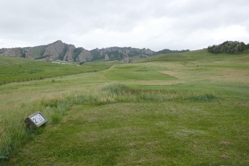 327미터 파4 2번 홀 전경.