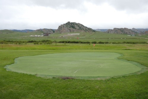 파4 4번 홀 인조잔디 그린.