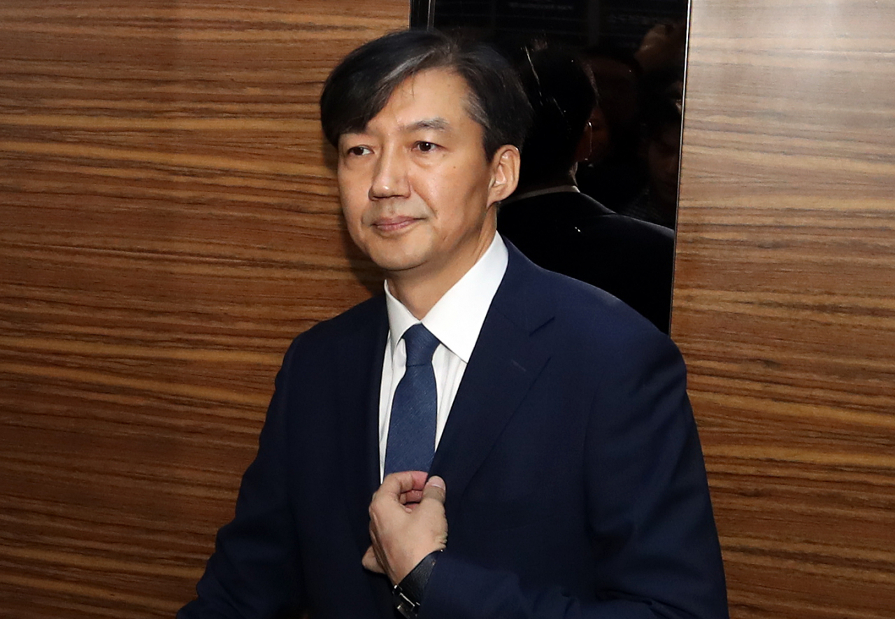 조국 법무부 장관 후보자가 일요일인 지난 25일 서울 종로구 적선현대빌딩에 꾸려진 인사청문회 준비단 사무실로 출근하고 있다. [연합]