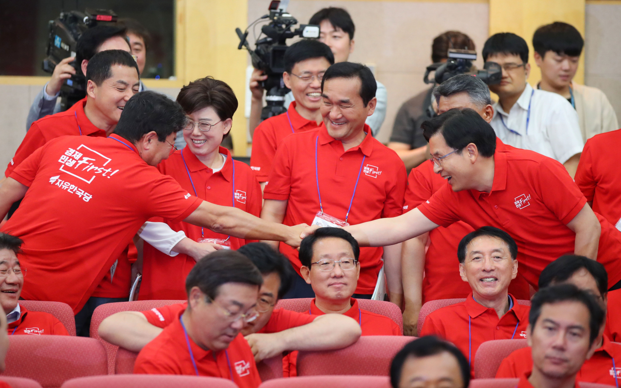 황교안 자유한국당 대표가 지난 27일 경기도 용인 처인구 중소기업인력개발원에서 열린 2019 자유한국당 국회의원 연찬회에서 참석의원들과 인사하며 입장하고 있다. [연합]