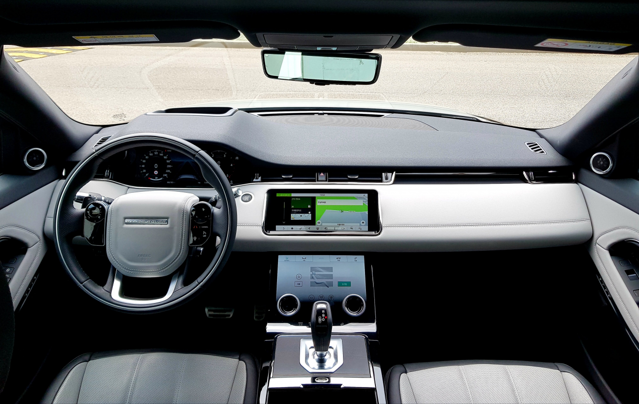 실내는 간결함 그 자체다. 물리버튼을 최소화하고 상하 분리된 디스플레이로 정돈된 느낌을 부여했다. 조작감은 다소 불편하지만, 고급감을 우선하는 운전자에겐 큰 만족감을 준다. [정찬수 기자/andy@]