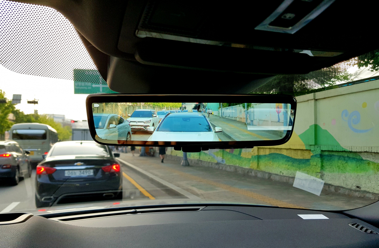 ‘클리어 사이트 룸미러’는 후방을 투과하듯 보여준다. OFF 버튼을 누르면 그 차이를 느낄 수 있다. 단점은 야간 시인성이다. 낮에는 선명하지만, 밤에는 흑백의 번진 이미지가 보여 아쉬움을 남겼다. [정찬수 기자/andy@]