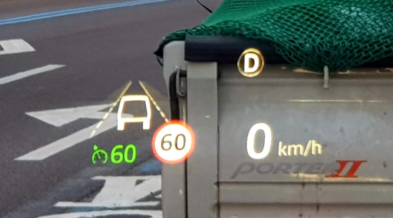 HUD(위)는 어댑티브 크루즈 컨트롤과 내비게이션과 연동돼 국산차 못지 않은 정보를 준다. 주간에도 뚜렷하며, 공조 기능을 활성화하지 않으면 시선 분산을 최소한으로 할 수 있다. 12.3인치 디지털 계기판의 디자인을 바꿀 수 있는 선택지도 다양하다. [정찬수 기자/andy@]