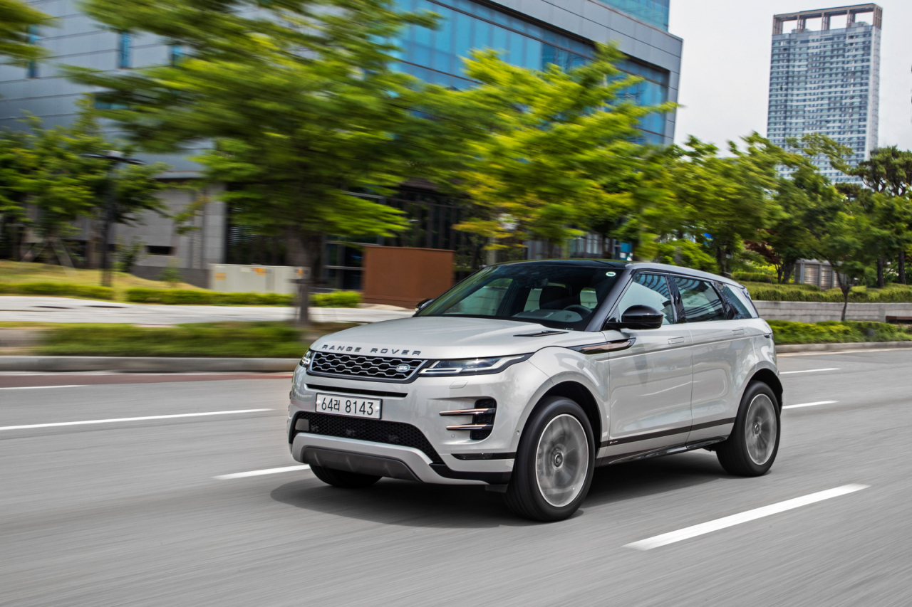 8년 만에 돌아온 ‘올 뉴 레인지로버 이보크’는 상위모델인 ‘벨라’의 혁신적 디자인을 계승한 랜드로버의 막내 모델이다. 승차감보다 하차감의 만족도가 먼저인 ‘시선강탈 아이템’이다. [재규어랜드로버코리아 제공]