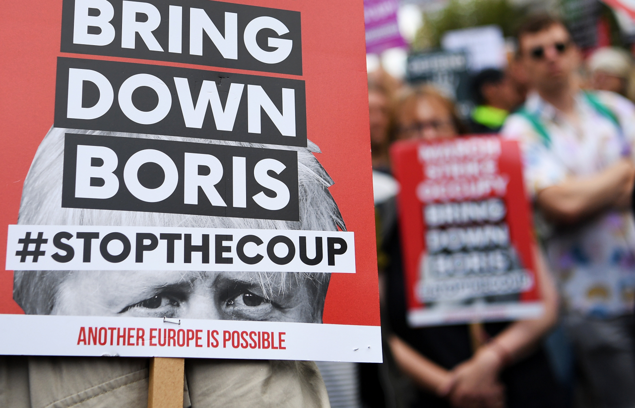 7일(현지시간) 영국 런던에서 보리스 존슨 총리의 사임을 요구하는 시위가 열리고 있다. [EPA]