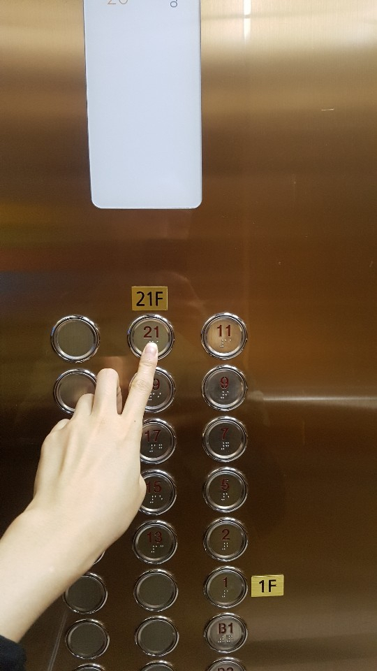 박근혜 전 대통령이 입원하고 있는 서울성모병원. 병원 엘리베이터는 21층에 서지 않도록 작동이 제한된 상태다. [사진=정세희 기자/say@heraldcorp.com]