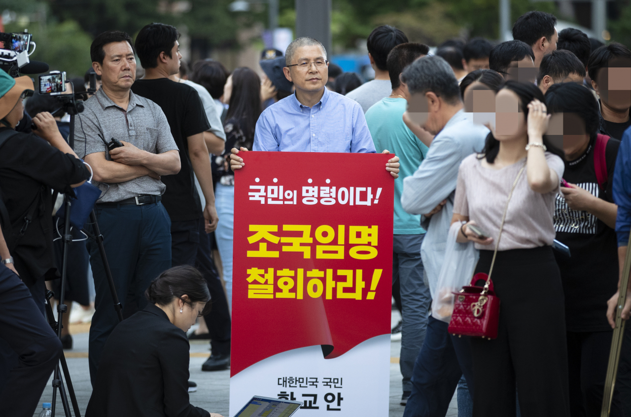황교안 자유한국당 대표가 17일 오후 서울 세종대로 사거리에서 '조국 장관 임명 철회'를 촉구하며 1인 시위를 하고 있다. [연합]