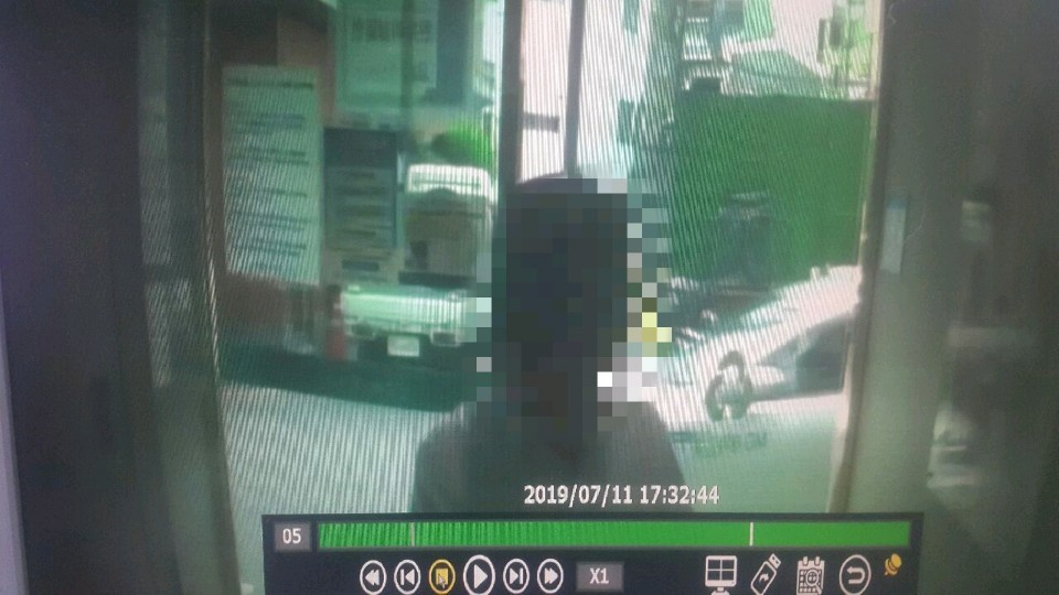 보이스피싱 현금인출책 A(38) 씨가 지난 7월 11일 서울 영등포구의 한 건물 현금인출기에서 보이스피싱 돈을 뽑고 있는 모습. [서울 강서경찰서 제공]