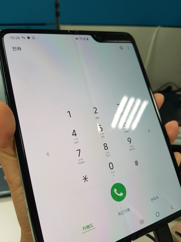 디스플레이를 접는 부분의 세로 선