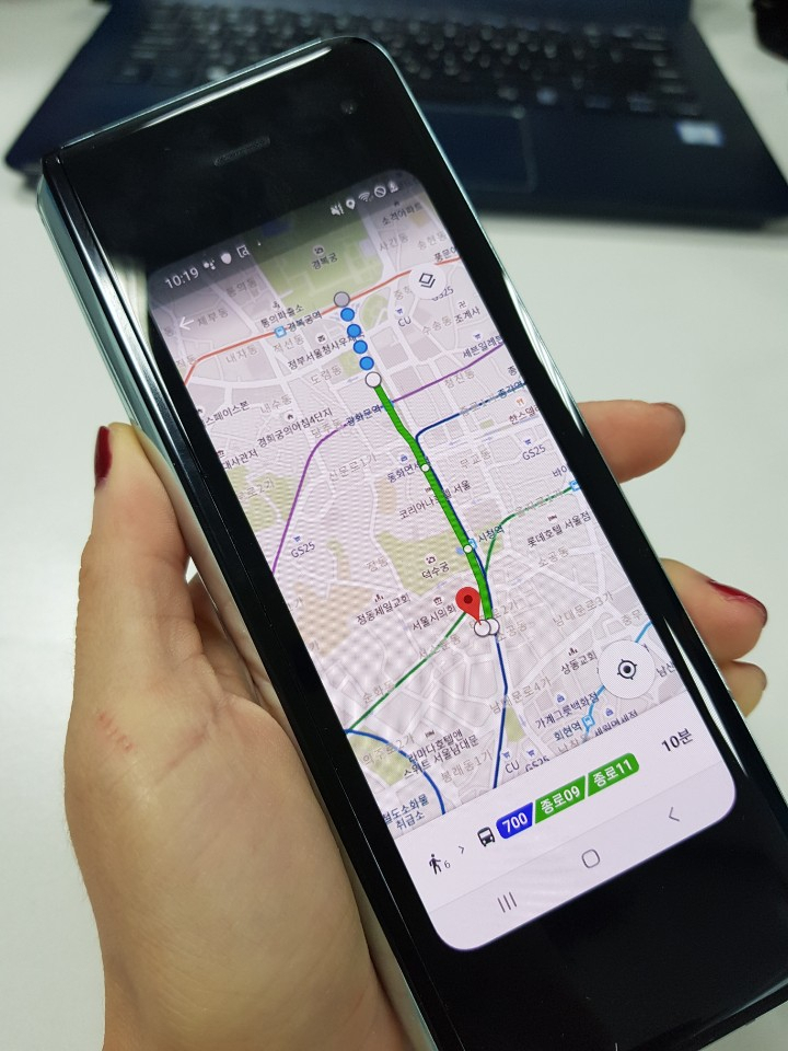 커버 디스플레이(위)의 지도맵이 메인 디스플레이(아래)로 연동되는 모습