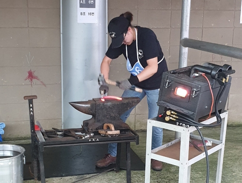 쇠를 녹여 편자를 만드는 손혜령씨. [전북교육청 제공]