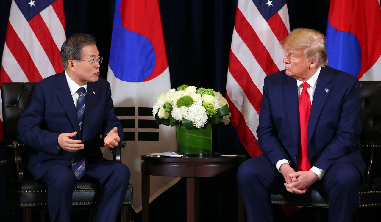 유엔총회 참석을 위해 미국 뉴욕을 방문 중인 문재인 대통령이 23일 오후 (현지시간) 미국 뉴욕 인터콘티넨털 바클레이 호텔에서 도널드 트럼프 미국 대통령을 만나 정상회담을 하고 있다. 문 대통령과 트럼프 대통령의 회담은 이번이 9번째이다. [연합]