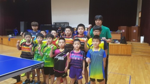 선수들과 함께 포즈를 취한 김인수 성환초 탁구부 감독.