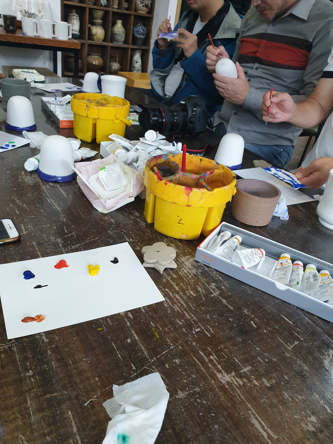 하늘강 아뜰리에에서 직접 자신의 손으로 색칠을 하며 풍경만들기 체험을 하는 사람들.